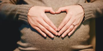 Femme en cours de grossesse détendue grâce à la sophrologie