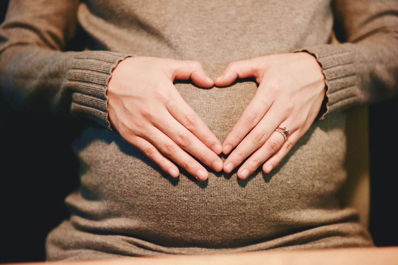 Femme en cours de grossesse détendue grâce à la sophrologie